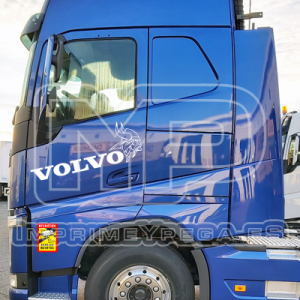 ANGULOS MUERTOS VOLVO AZUL Colocación de Pegatina ángulos muertos en camión Volvo azul