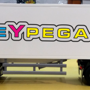 ANGULOS MUERTOS CAMIÓN REMOLQUE Ejemplo de pegado de pegatinas de ángulos muertos de camiones sobre en los laterales de la cabeza de un camión y remolque.